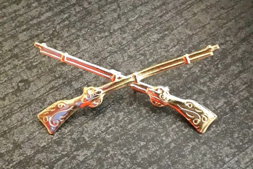 Anstecker gekreuzte gewehre - gekreuzte,
